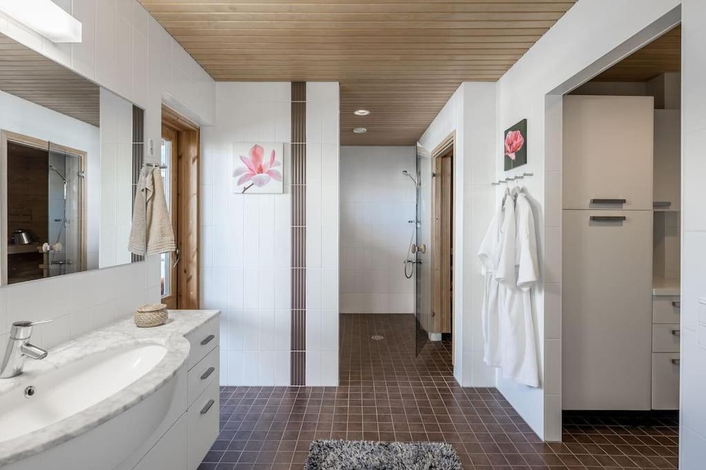 Spacious Home With Four Terrace, Sauna, Sea View ヘルシンキ エクステリア 写真
