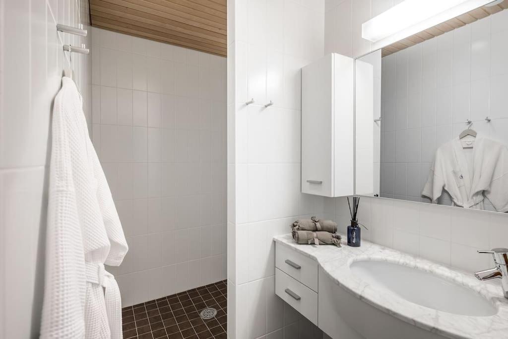 Spacious Home With Four Terrace, Sauna, Sea View ヘルシンキ エクステリア 写真